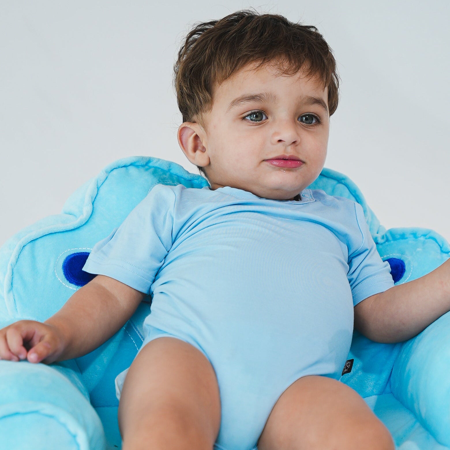 فانيلة داخلية بالأزرق السماوي